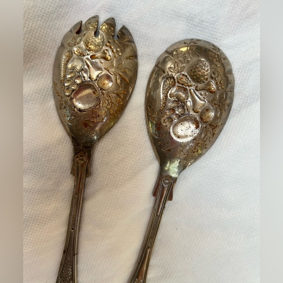 Vintage Raised Motif serve spoon&fork. EPSA1 Sheffield England. Perfect 4 salad. - Picture 3 of 5